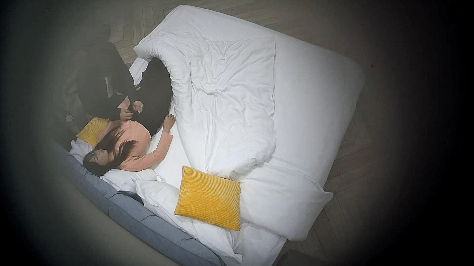 3-11流出酒店偷拍❤️粉色针织衫的软萌妹子和男友酒店的情情爱爱