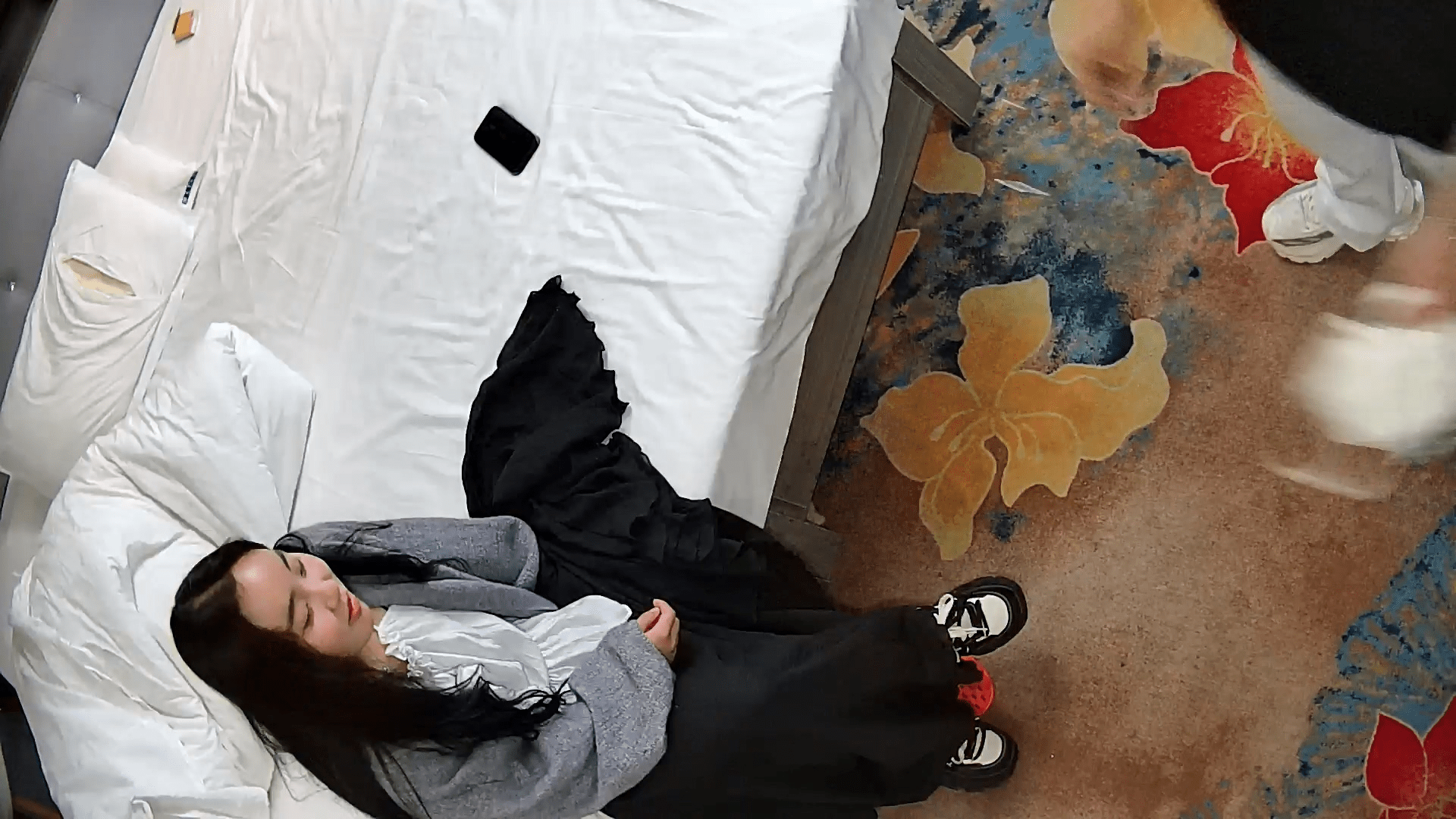 4-4最新流出酒店偷拍❤️颜值白裙美女女晚饭前和眼镜男友先来个快餐高清无水印版