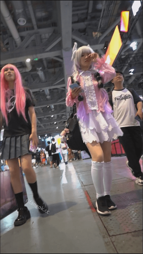 ❣️推荐❣️【展会抄底】颜值靓女，玉足特写，清纯外表下穿个写着Fuck You的白内裤，够骚1V