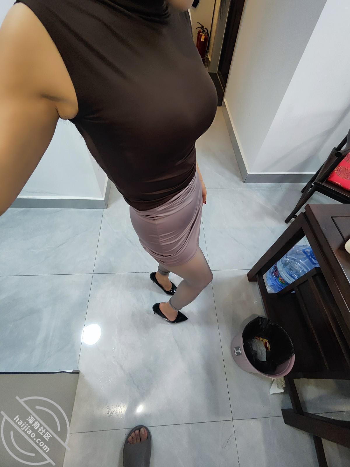 乱伦大神【爱穿丝袜的亲嫂子】家庭聚餐和嫂子在包厢里偷偷做爱❤️太刺激一不小心把茶杯也震碎了