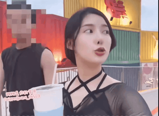 台湾极品大眼睛萌妹-李娜娜-户外体验摩天轮口爆,打卡观看美丽海景,配上一条好吃香肠,在摩天轮各种姿势口交香肠