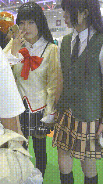 漫展现场一箭双雕抄底两位JK制服COS小姐姐❤️花纹粉内 白窄内