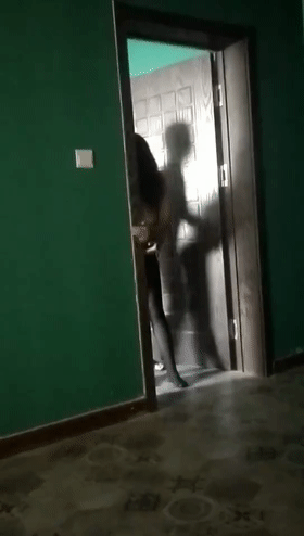 ❤️❤️喜欢被爆草的骚妻，连墙都是绿色的，骚妻被单男干得猛猛喘气，爽飞了