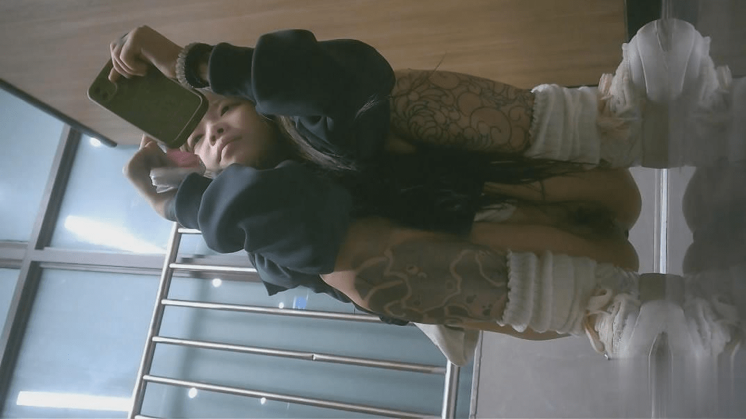 四月流出新系列❤️大神潜入高级写字楼厕拍全景女神们上厕所红衣靓妹吃坏肚子了前面尿液飞溅后面拉稀（6)