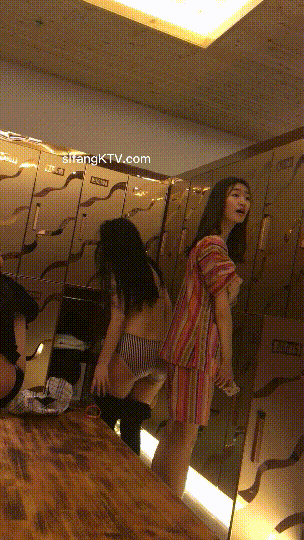 ⚫️女人坑女人，温泉洗浴女士换衣间内部真实偷拍，各种年龄段的女人脱换衣(4V)