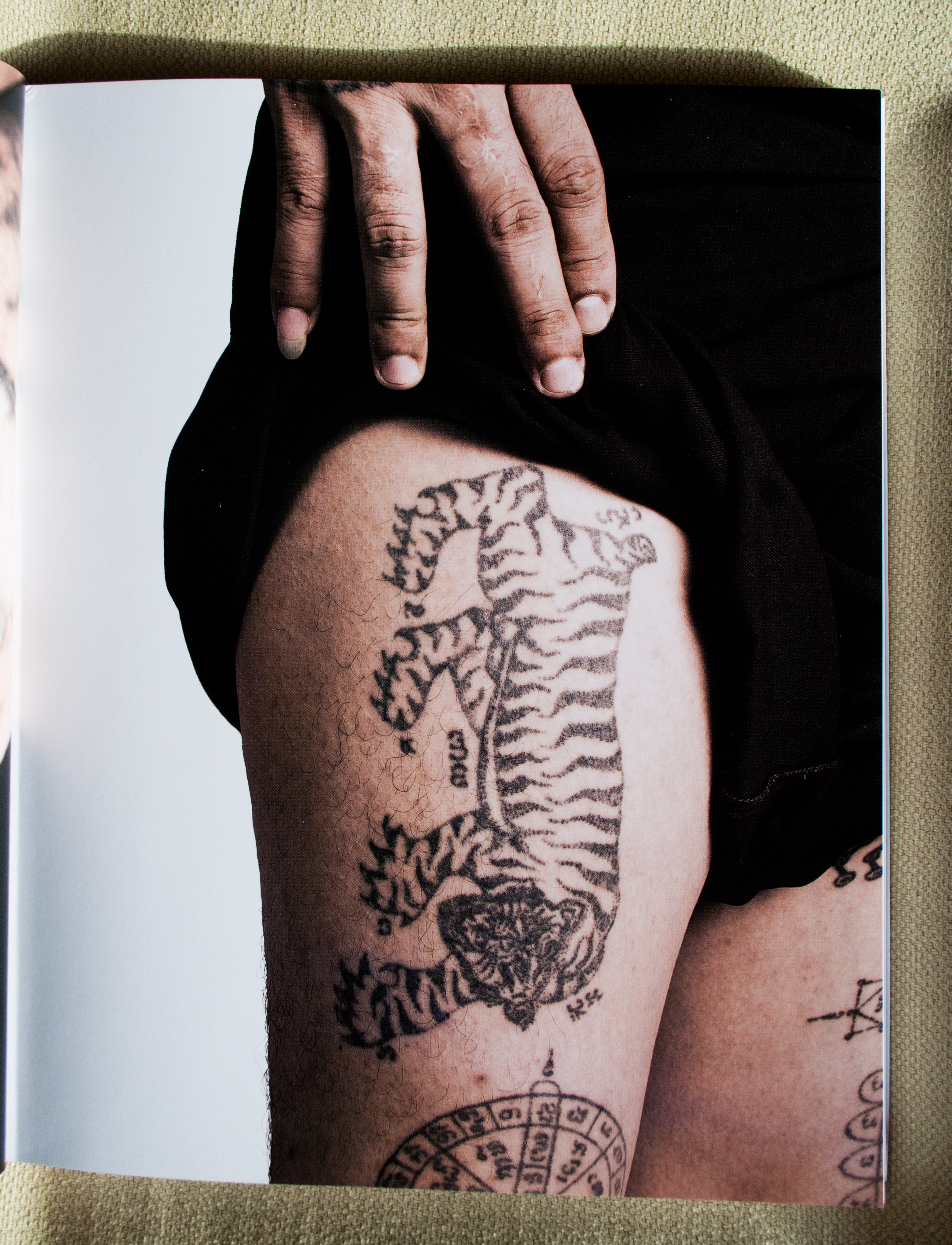 Sak Yant Tattoo Through “Sacred Skin” By Tom Vater And Aroon Thaewchatturat – Raw Dan 3724_x_2848_jpg