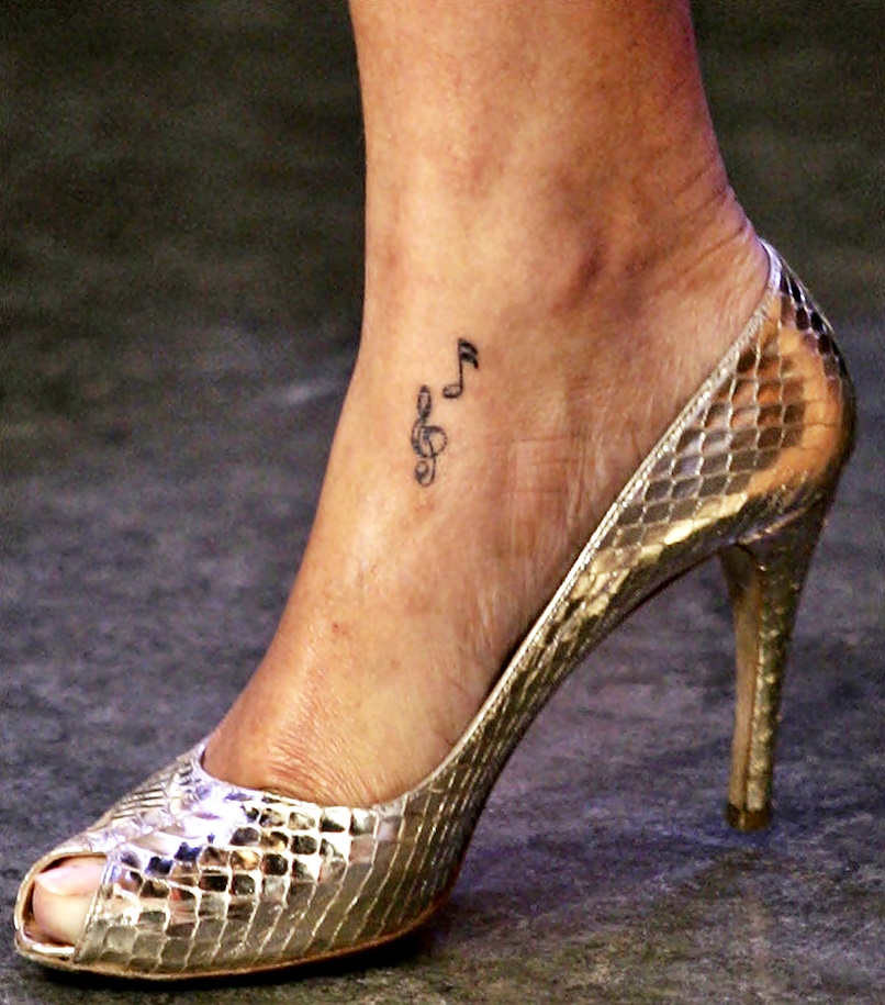 Cantor vinny tatuagem errada Listamos Os Famosos Que Fizeram As Tatuagens Mais Esquisitas De Hollywood Monet Listas