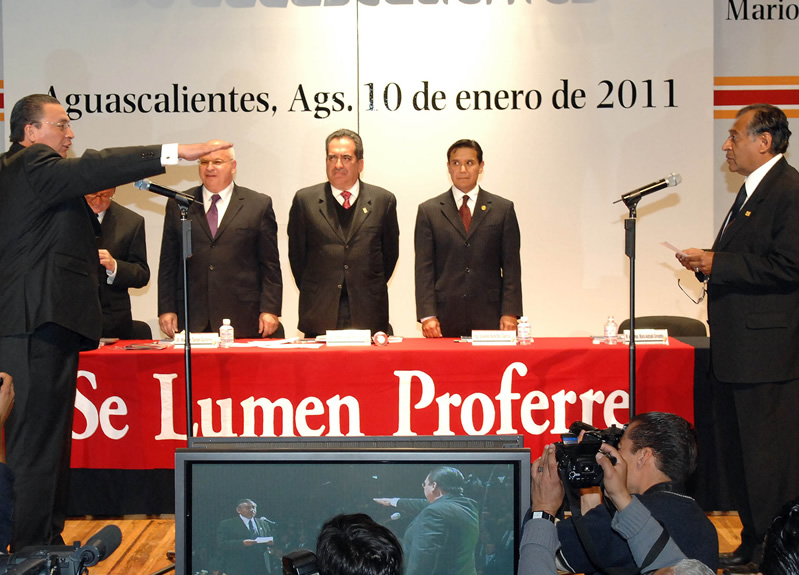 Gobernador de Aguascalientes toma protesta a nuevo rector de la UAA