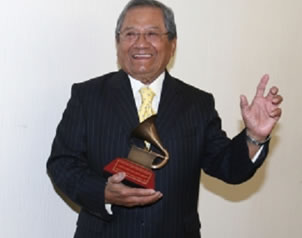 Entregan Grammy por trayectoria artística a Armando Manzanero