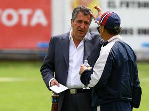 Jorge Vergara asiste a entrenamiento de las Chivas