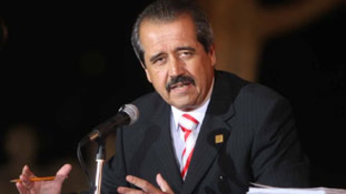 Córdova Villalobos destaca necesidad de legislar sobre uso de embriones