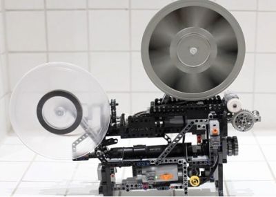 Proyector cinematográfico hecho completamente de Lego