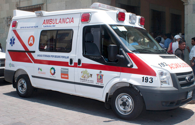 Entrega secretario de salud de Oaxaca ambulancia a Rancho San Felipe, Matatlán