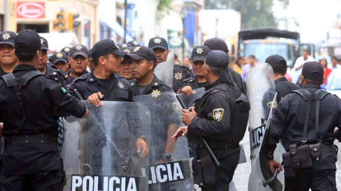 Policías a la expectativa ante posible desalojo de la Sección 59