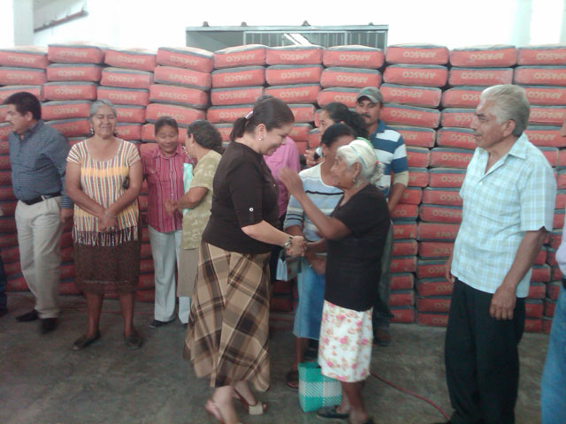 Mil toneladas de cemento ha entregado Mercedes Rojas en Miahuatlán