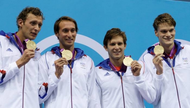 Francia arrebata el oro a Lochte y Phelps