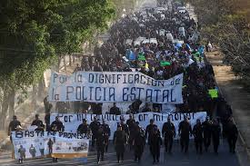 Oaxaca…enfrentan policías federales a policías locales paristas