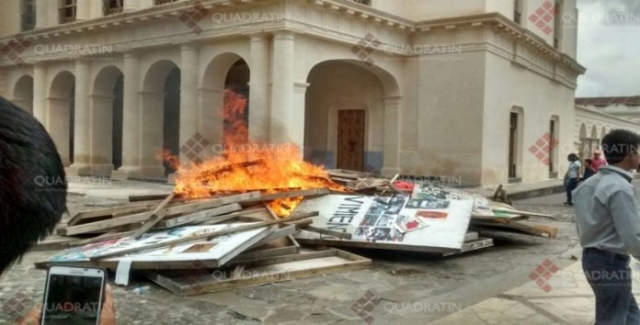 Chiapas…CNTE destruye edificio de ex presidencia municipal