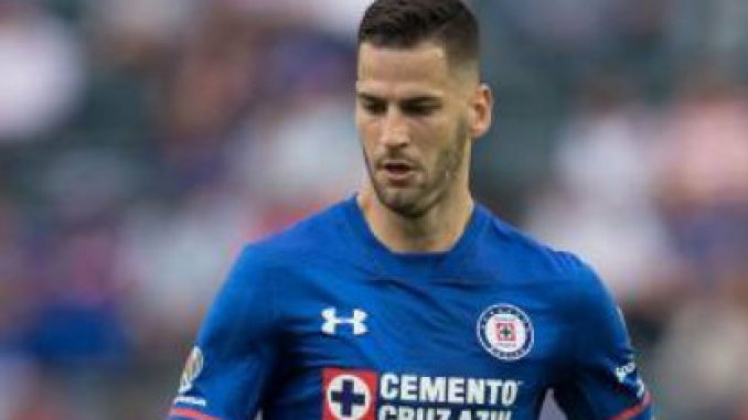 Édgar Méndez suspendido seis partidos por escupitajo a Alex Díaz