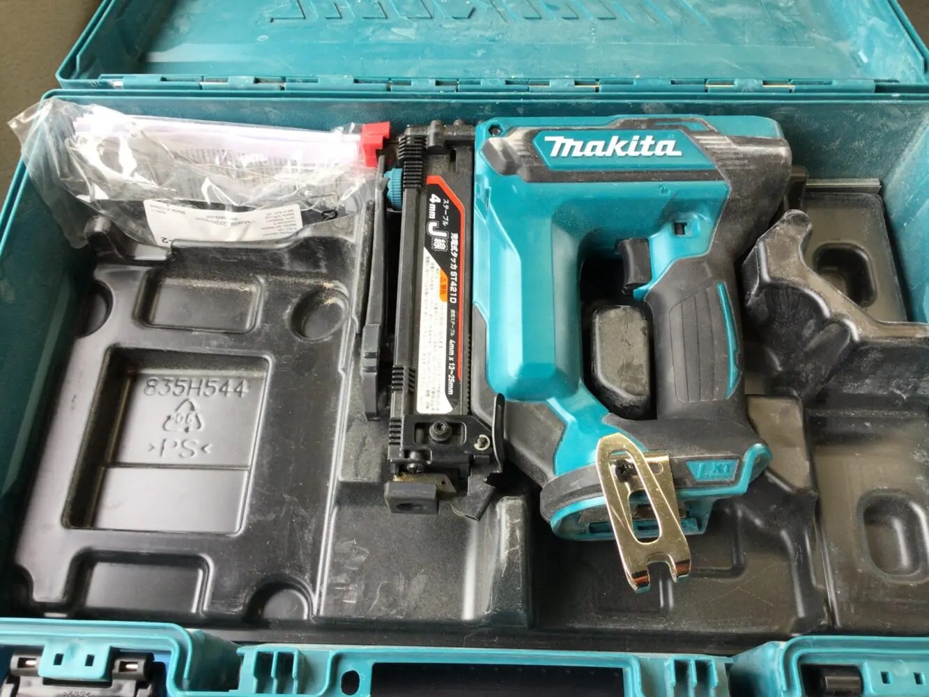 中古品のマキタ18V充電式タッカST421DZKをReツール豊中店が買取ました