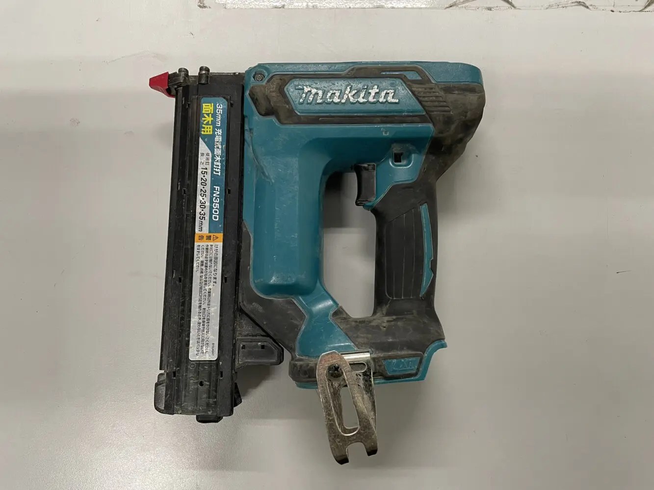 k0997 makita マキタ 充電式面木釘打 FN350D 動作OK 本体のみ FN350DRG 35