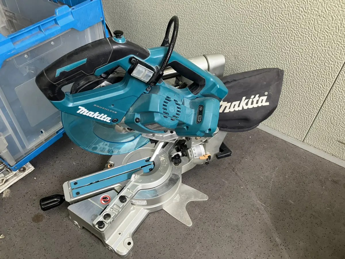 滋賀県草津市からのご来店。マキタの充電式スライドマルノコ LS610Dを