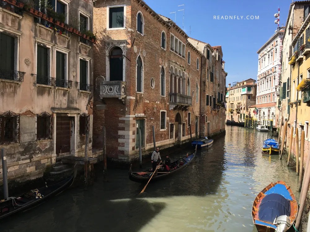 Góndolas en un canal de Venecia