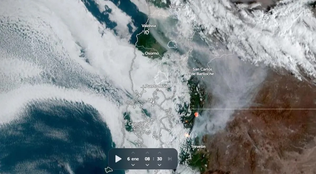 Humo de los incendios en Chubut se observa en el cielo de la ciudad