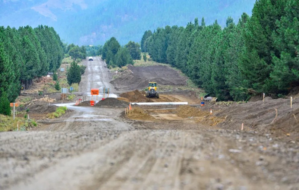 Avanza la obra de asfalto de la ruta que conecta Siete Lagos con Meliquina