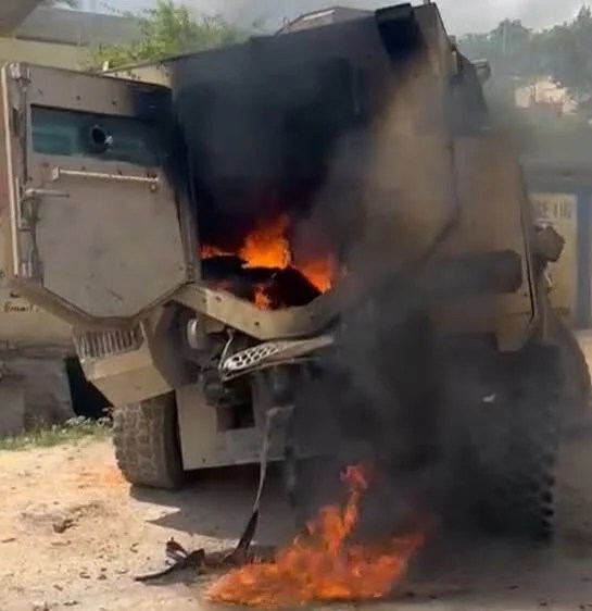 Kenscoff : un blindé de la PNH incendié et plusieurs policiers blessés lors d'une attaque armée