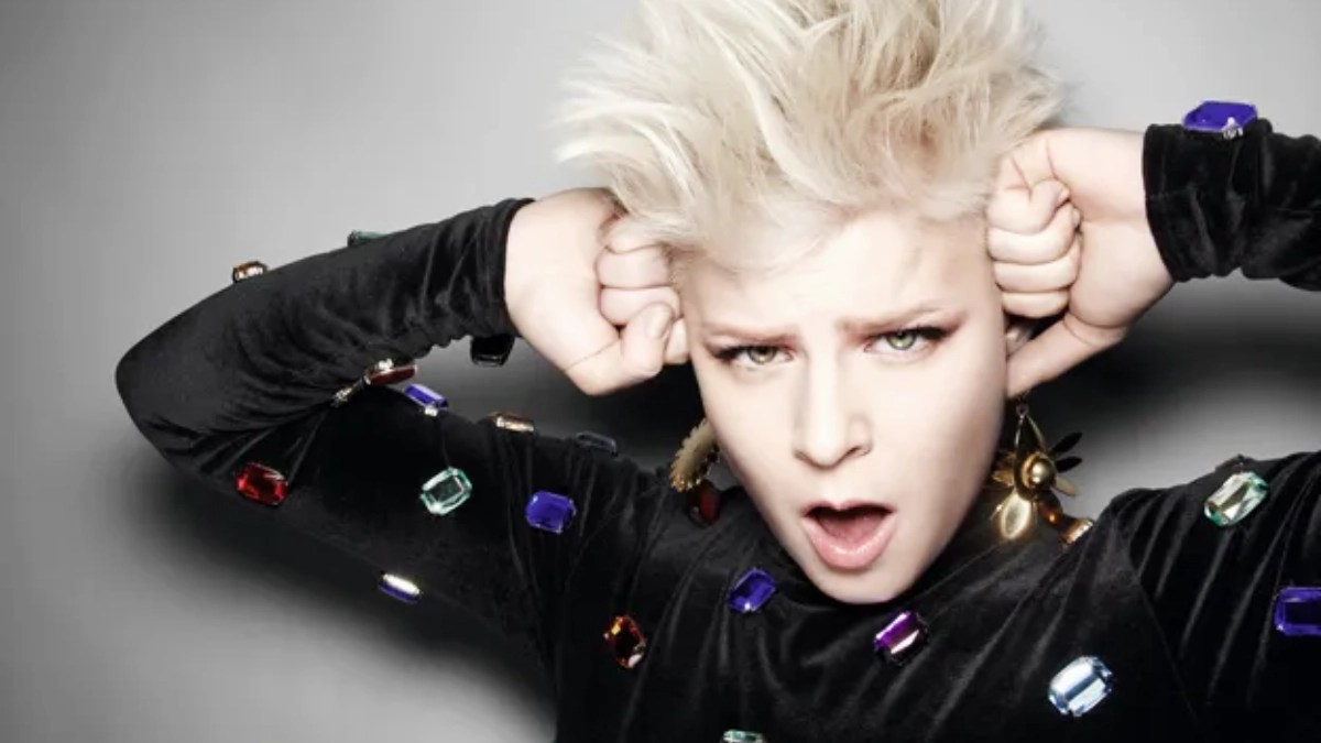 “Dancing on My Own” Live on SNL by Robyn