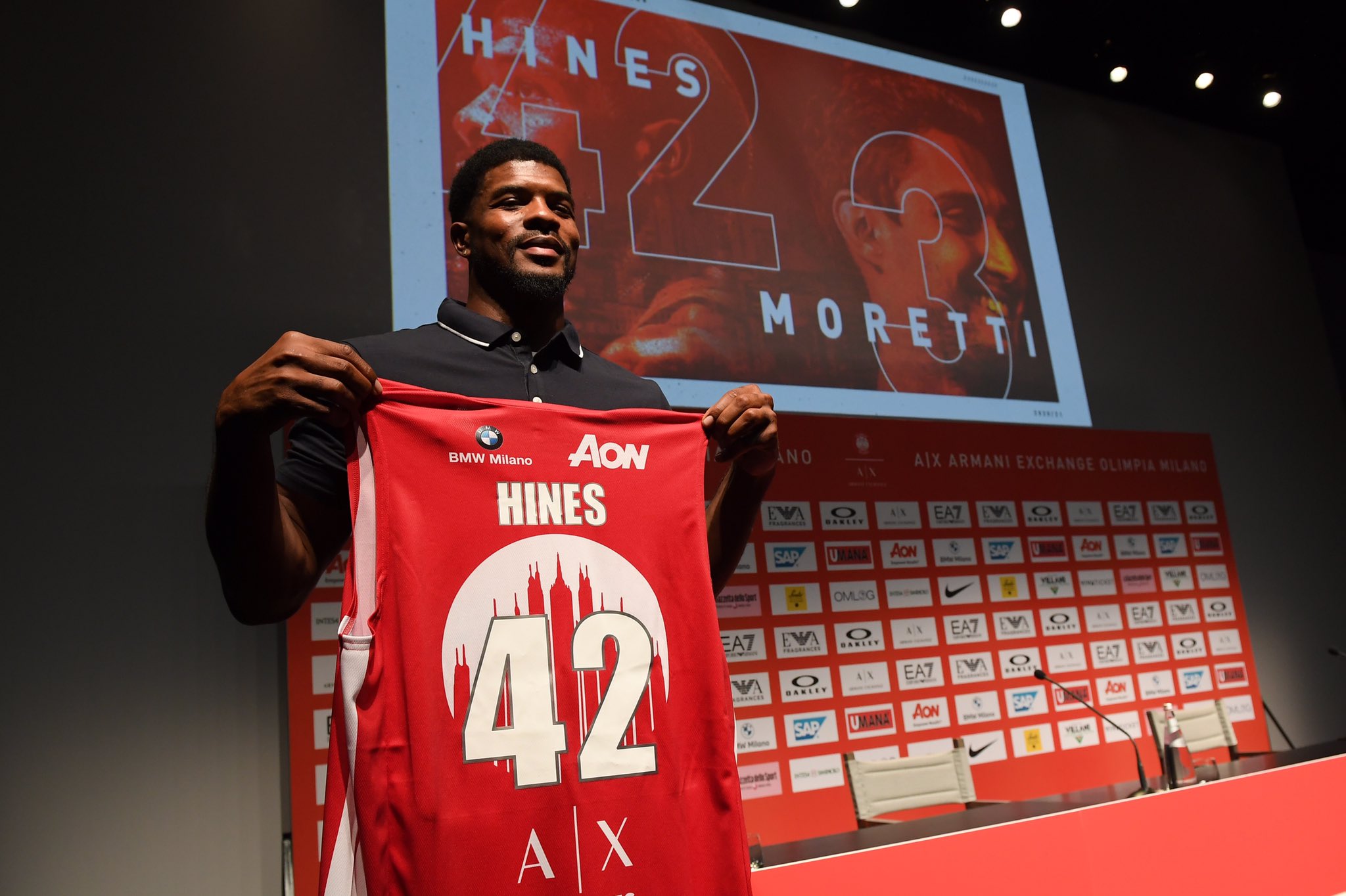 Buongiorno Olimpia | Kyle Hines e tifosi che ignorano lo sviluppo del basket