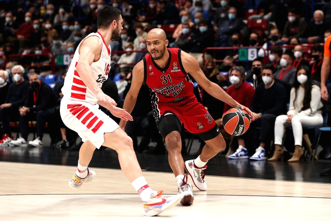 La pioggia di triple lancia l’Olympiacos: terzo ko in fila per l’Olimpia