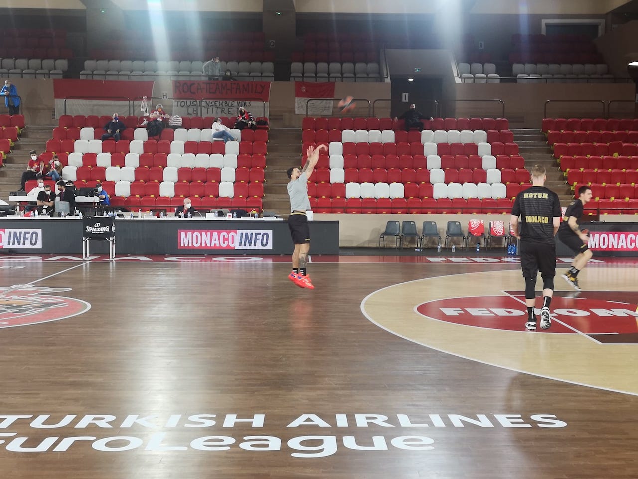 Monaco vs Olimpia Milano | Mike James in campo per il riscaldamento