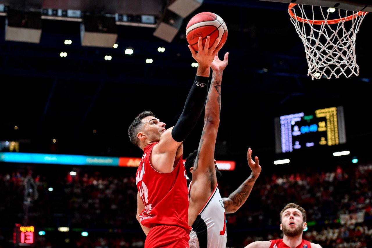 La notte di Devon Hall: l’Olimpia Milano rimonta la Virtus in gara 1