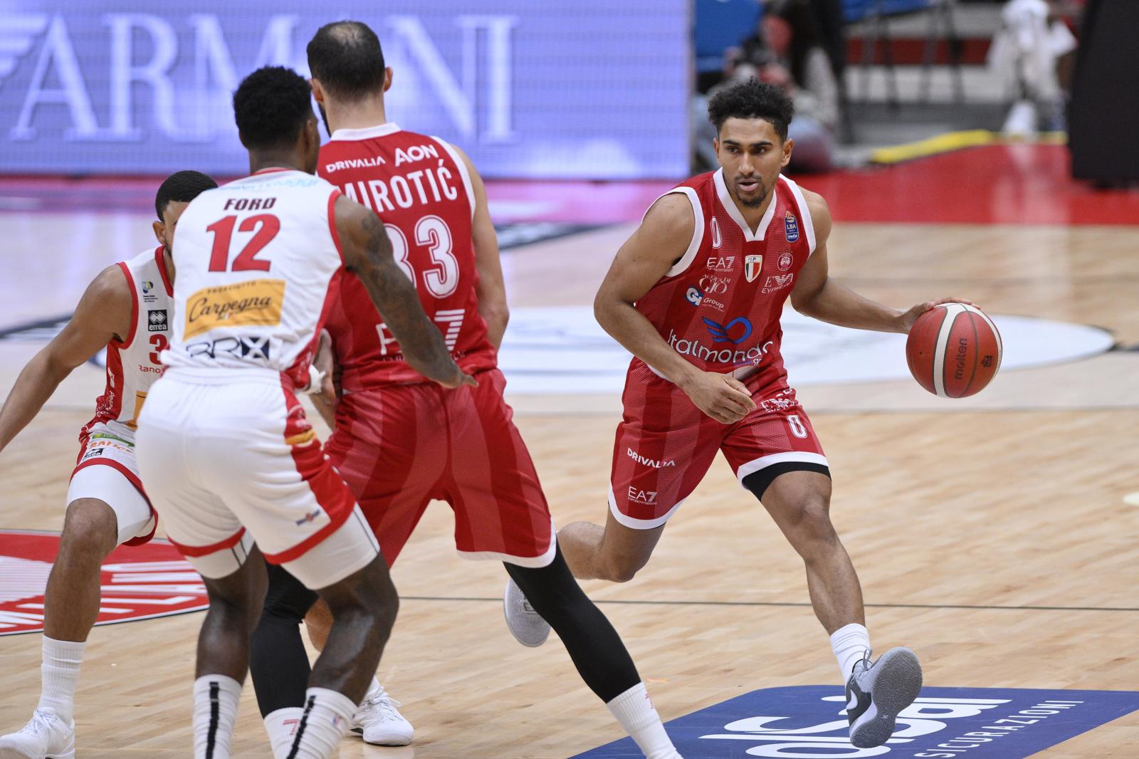 Olimpia, aria di crisi: Pesaro saccheggia Milano