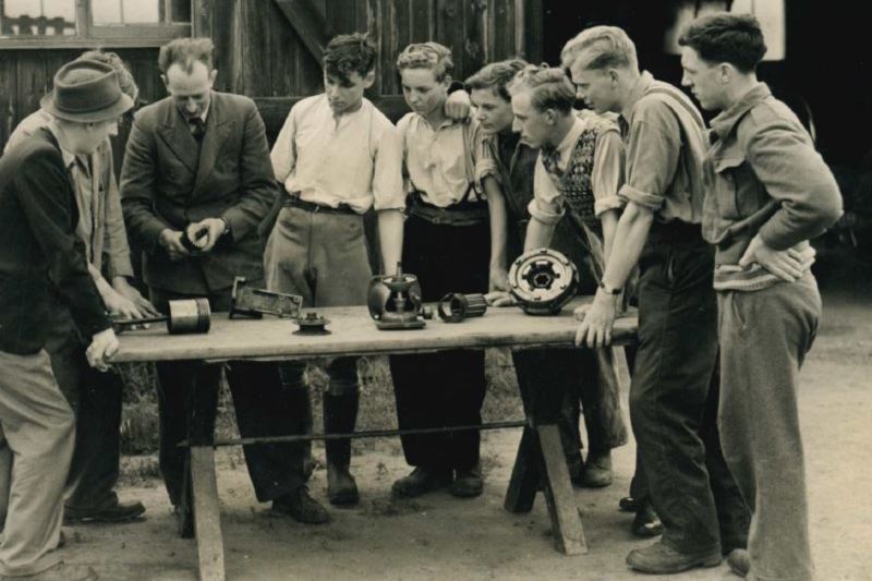 A History Of Reaseheath - Modern Gradient Illustration - Desktop