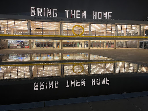 Un letrero iluminado en lo alto de un edificio en Israel dice: