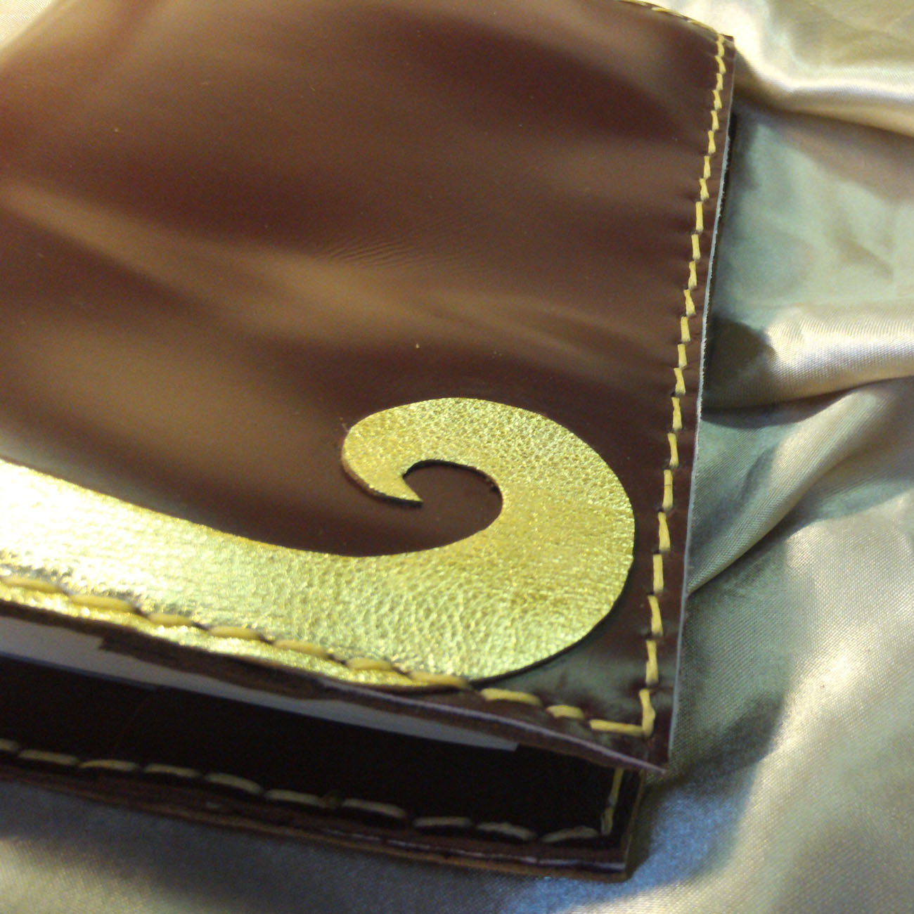 Couvre-livre ne cuir violet et doré