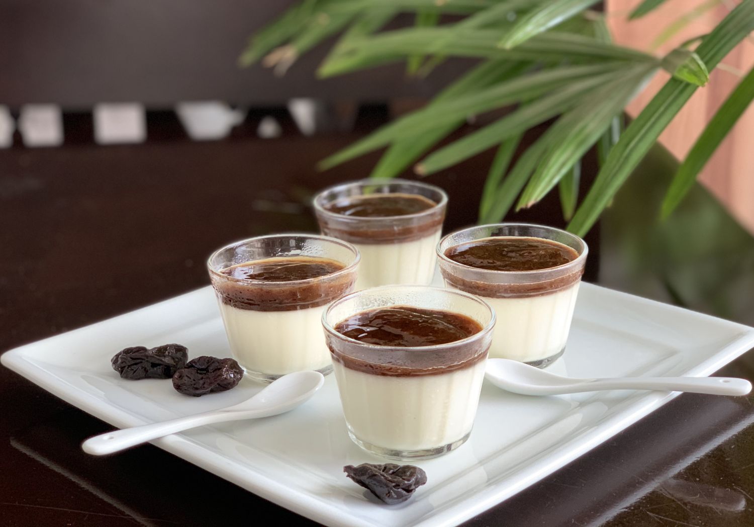 Flan de Coco com Calda de Ameixa
