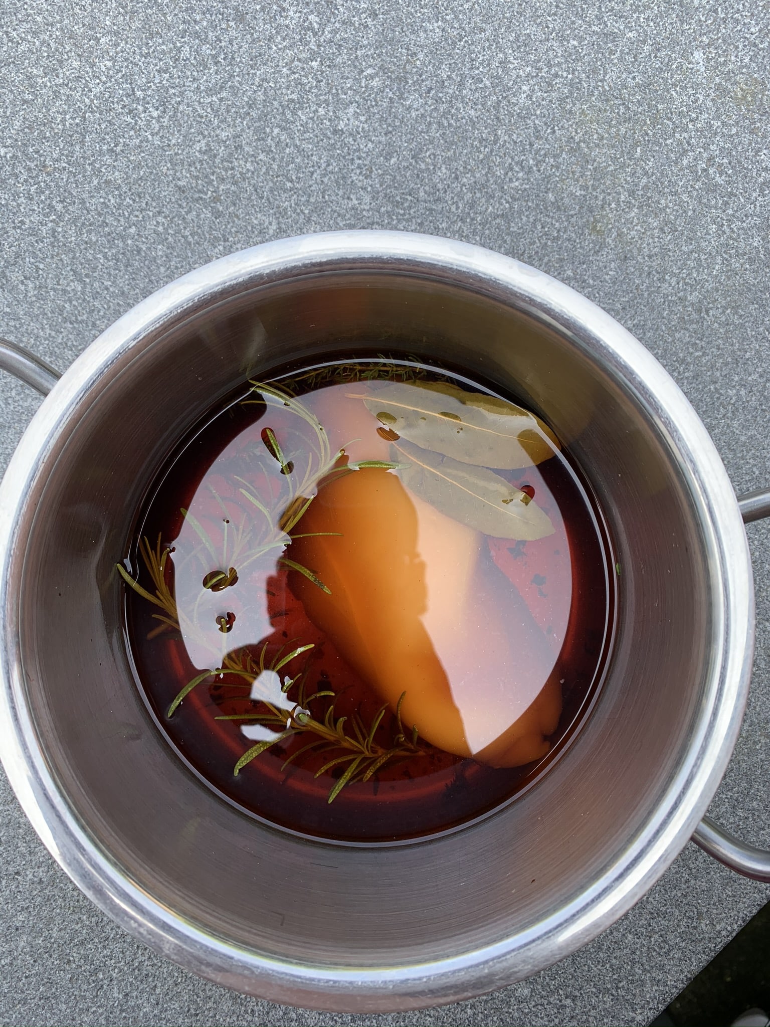Gerookte kip van de bbq pekelen