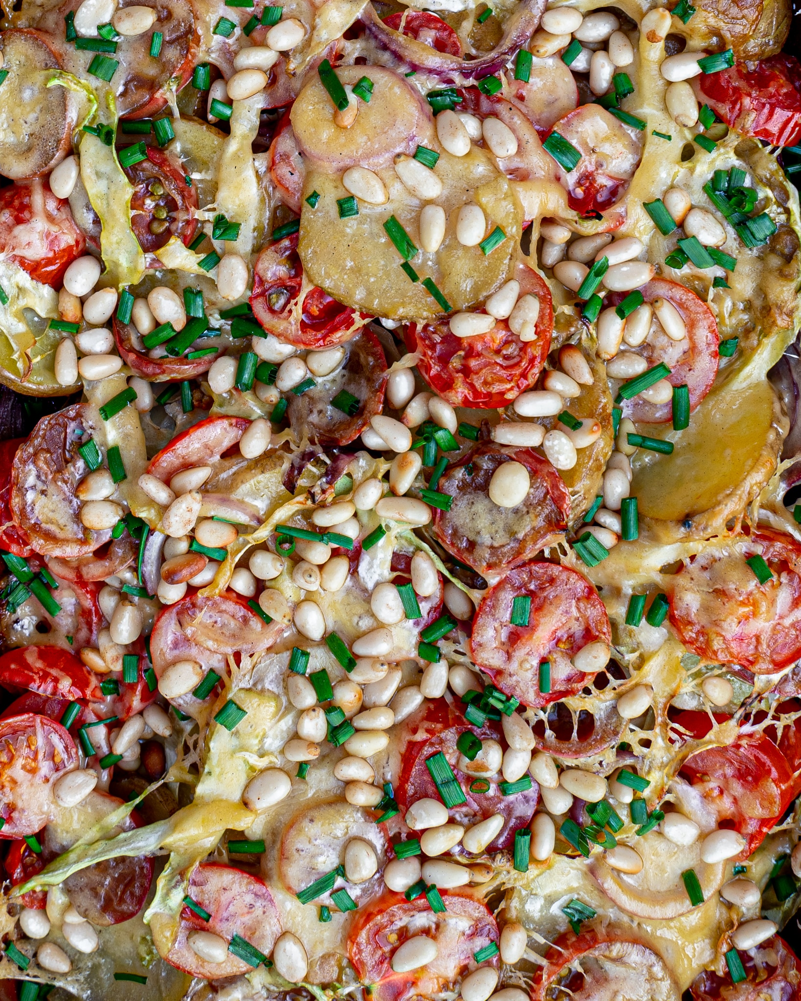 Geroosterde spitskool met mosterd, kaas en balsamico, aardappels, tomaat, pijnboompitjes en rode ui