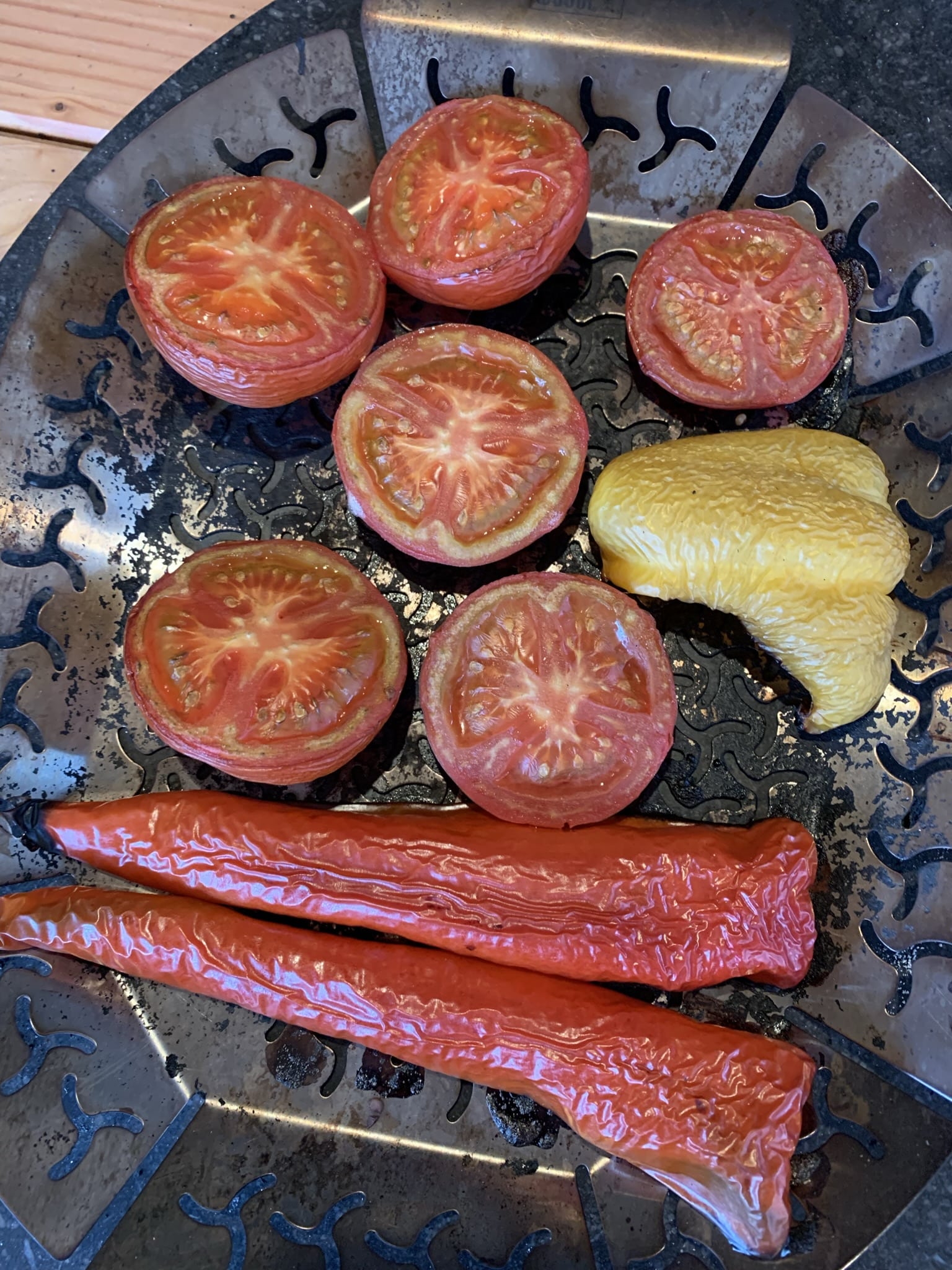 Paprika en tomaat roken op de bbq