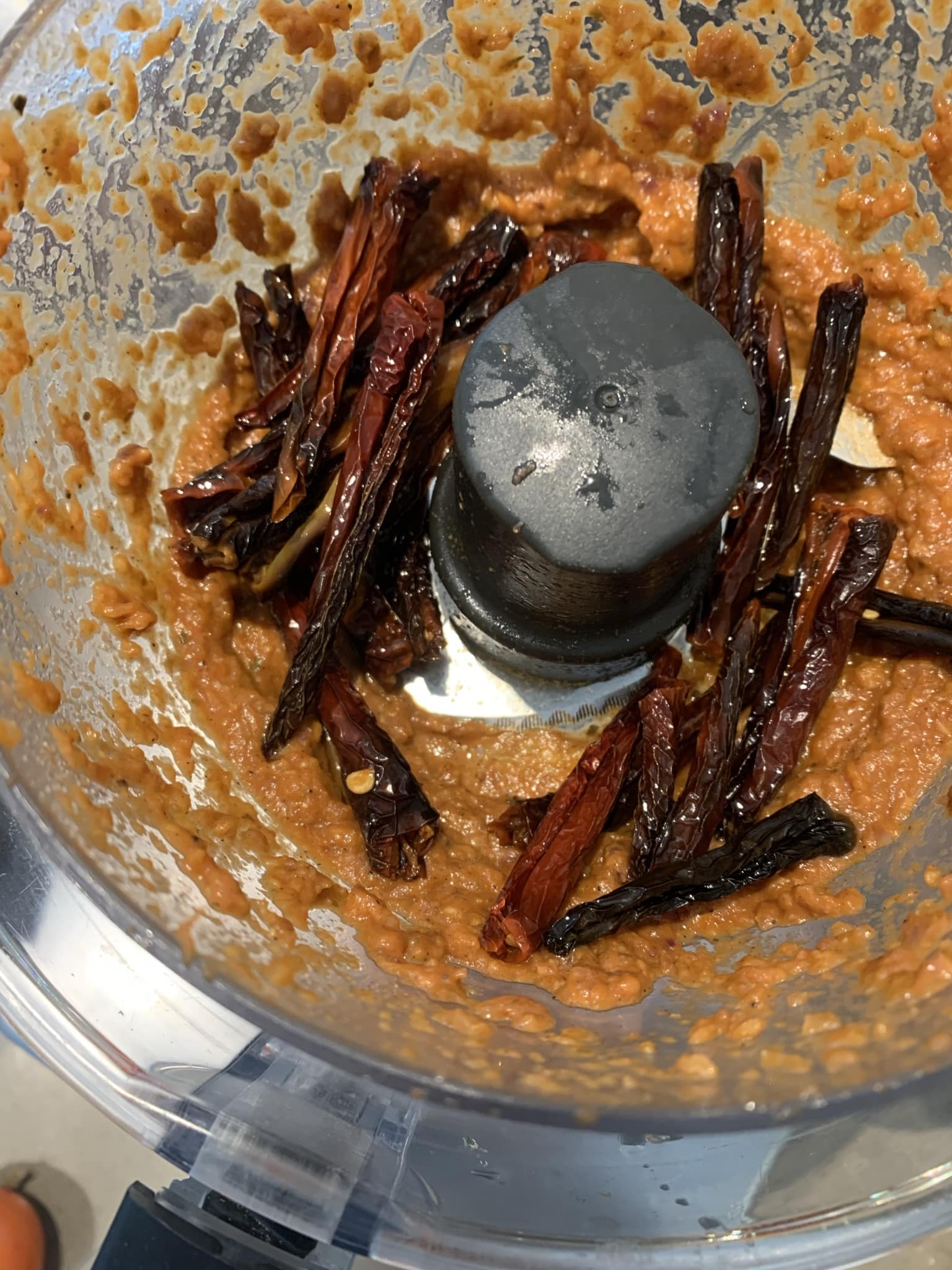 chipotles in keukenmachine met adobosaus