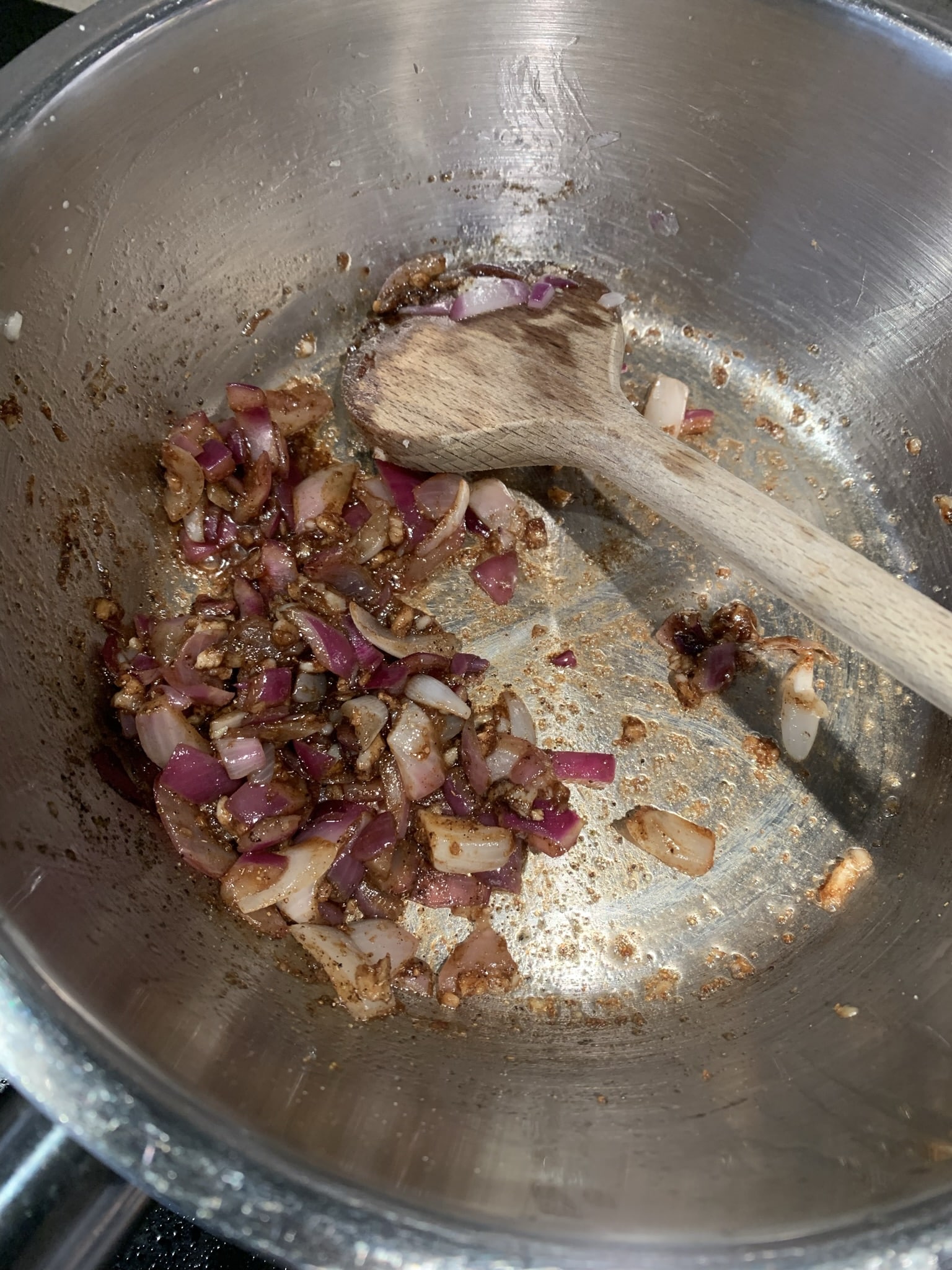 ui en knoflook met kruiden fruiten voor adobosaus