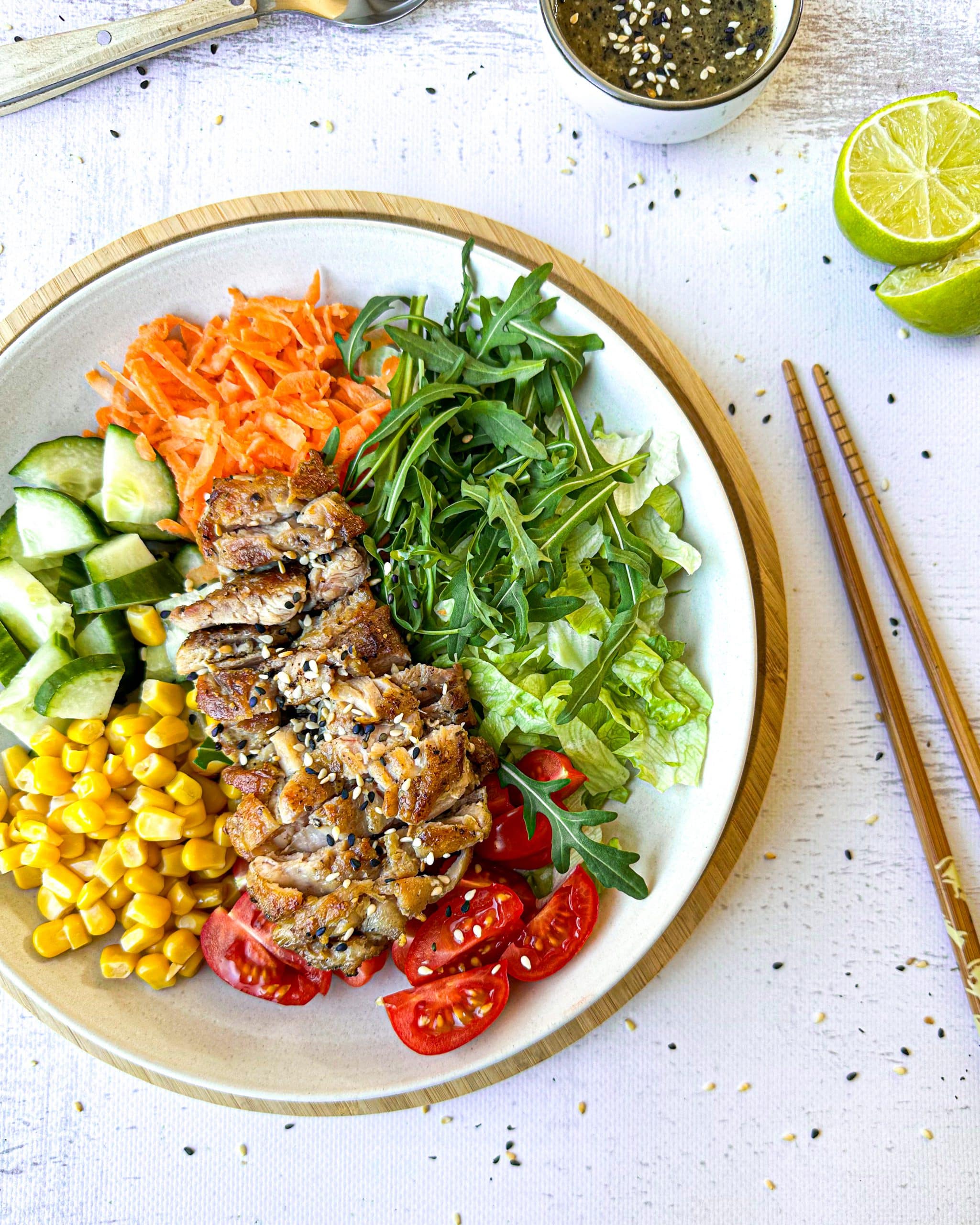 Japanse rucola salade met kip en sesam ponzudressing portrait