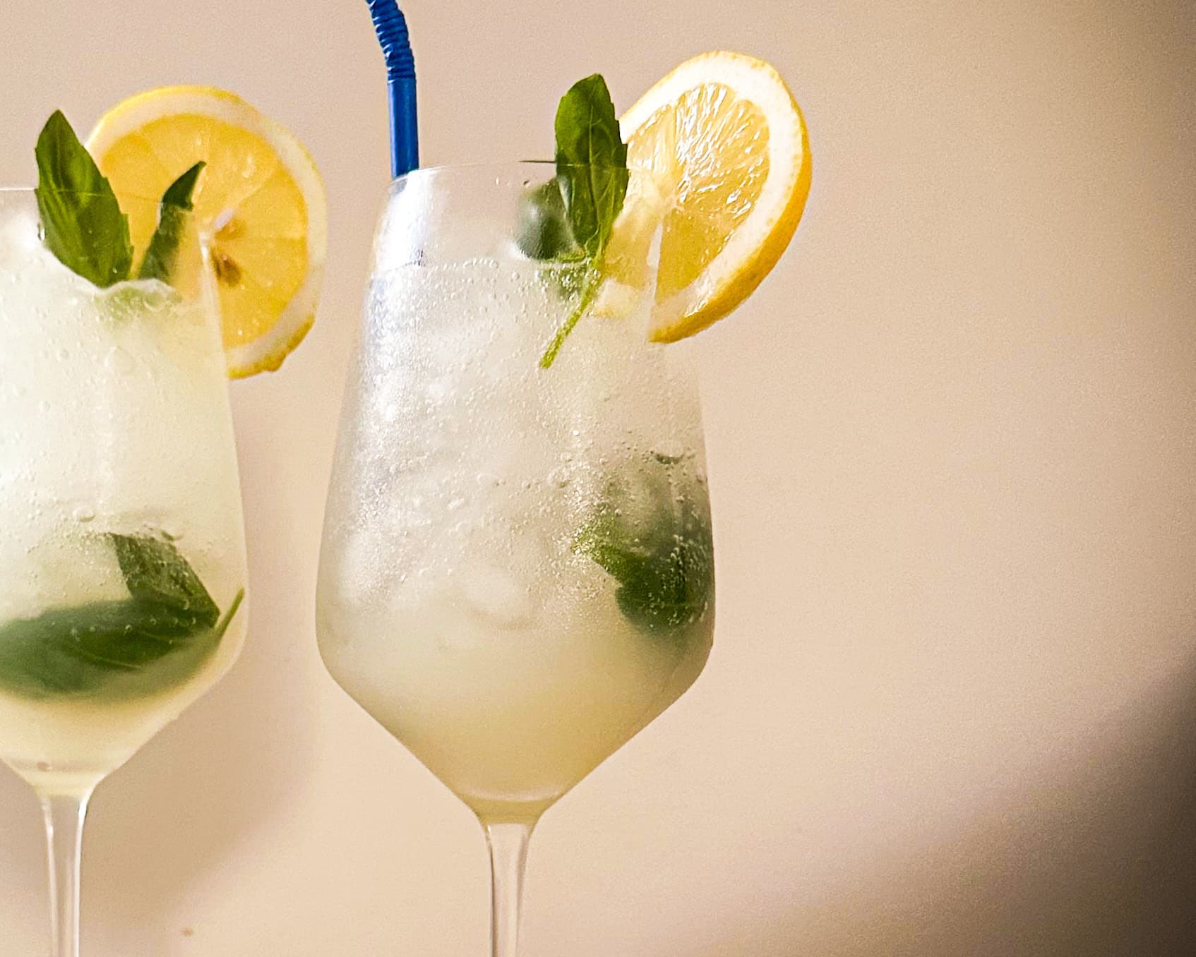 Mocktail met citroen amandel en basilicum orgeat orgeade close up