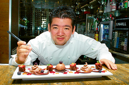 fotografía del Chef Sergio Díaz preparando una receta gourmet