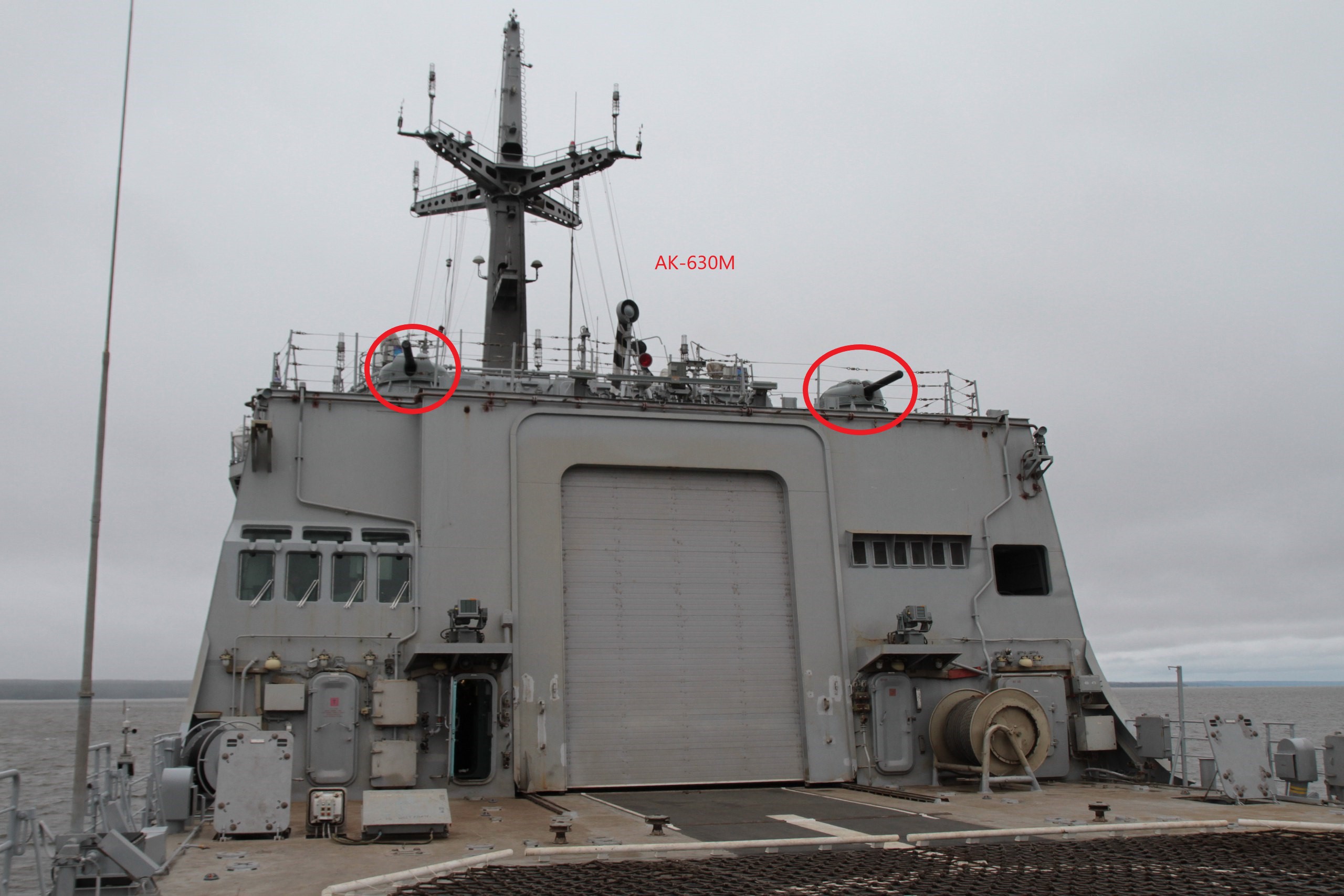 Vue sur les deux AK-630M implantés au-dessus du hangar. Image@Airbase.ru
