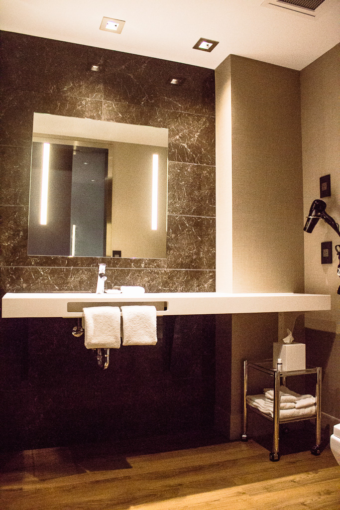 AC Hotel Minneapolis Downtown bathroom